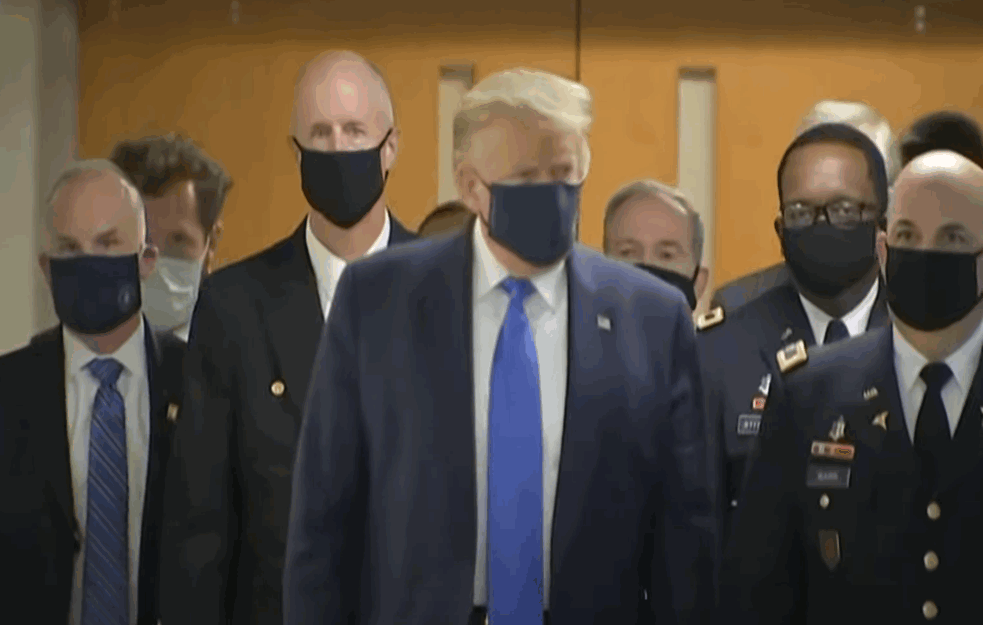 Promenio mišljenje? DONALD TRAMP  PRVI PUT U JAVNOSTI NOSIO ZAŠTITNU MASKU